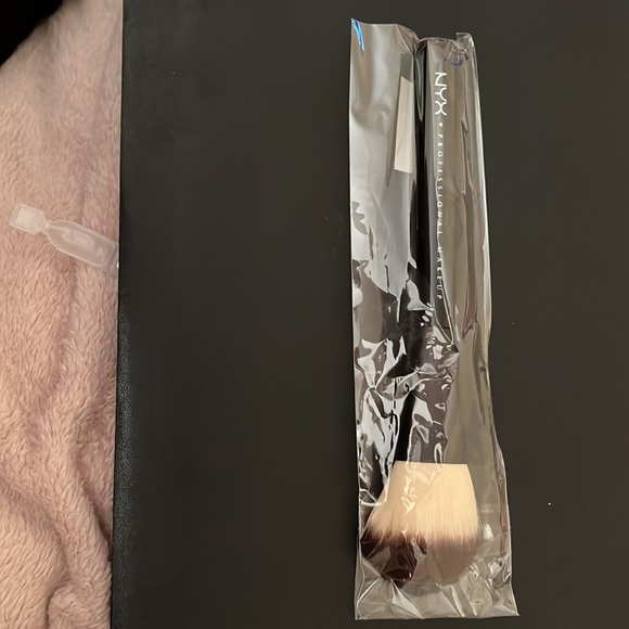 NYX Pro Powder Brush - New - Picture 2 of 4